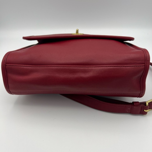 Elegant Vintage Red Leather Coach Court Shoulder Bag - Picture 7 of 15
